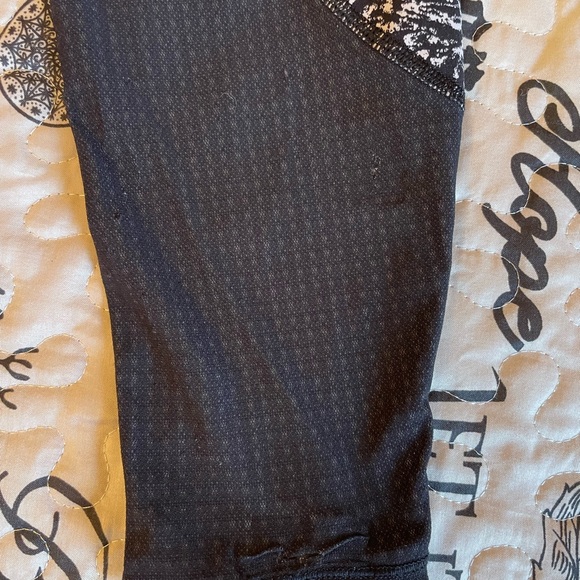 Lululemon black and white pattern align size 6, mesh down side of leg - Picture 5 of 13